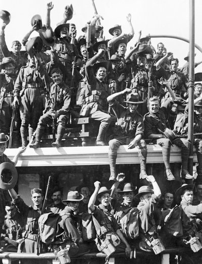 1914年8月19日、ニューギニアへのオーストラリア海軍および軍事遠征軍（AN＆MEF）の乗船 作： Australian Photographer