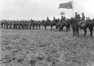 1917年8月29日、エブリンヘムでオーストラリア第5師団をレビューするフィールド元帥ダグラスハイグ 作： Australian Photographer
