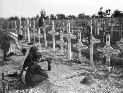 1919年8月26日、フランス、ヴィレールブレトヌーの西部戦線で戦ったオーストラリア人のアデレード墓地で墓を手入れするフランスの子供たち 作： Australian Photographer