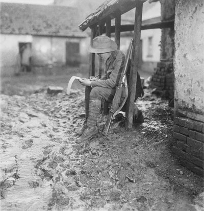 Flessellesのビレットで。 1916年11月17日から30日まで通信を続けるオーストラリア第2大隊のメンバー 作： Australian Photographer