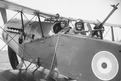 ブリストル戦闘機のオーストラリア飛行隊のブラウン中尉（左）とGフィンレイ中尉（右）、c。 1917年12月 作： Australian Photographer