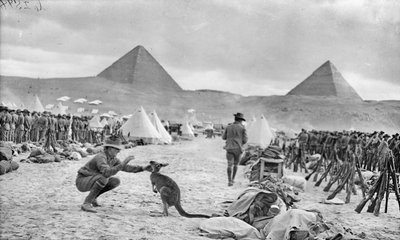 1914年12月、ピラミッドを狙ったメナキャンプのオーストラリア第9および第10大隊の列 作： Australian Photographer