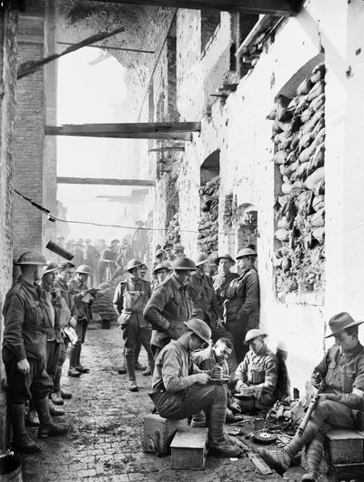 1917年11月1日、イープルの騎兵兵舎のビレットの外にある第2オーストラリア歩兵大隊のメンバー 作： Australian Photographer