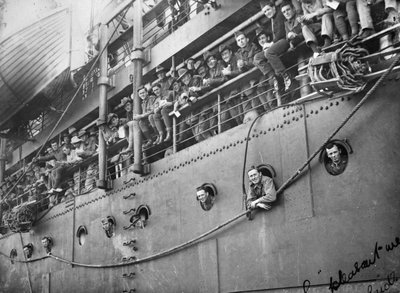 1919年6月14日、オーストラリア、アデレード、オーストラリアに彼らを連れ戻していた軍隊カイザーIハインドの甲板を裏打ちしているオーストラリアの飛行隊のメンバー 作： Australian Photographer