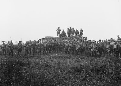 1918年8月8日、戦車兵と第5オーストラリア歩兵旅団の一部のメンバーの屋外グループポートレート 作： Australian Photographer
