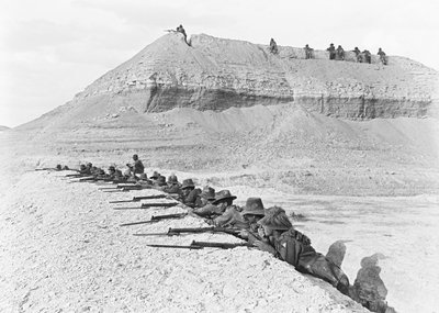 1918年4月、橋頭堡のセクションにある警戒状態にある第5オーストラリア軽飛行機旅団の男性の側面図 作： Australian Photographer