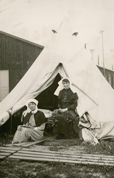 Eleanor Wibmer Jeffries姉妹とNellie Constance Morrice姉妹（右）、オーストラリアの総合病院3番のテントの外、ソンムのほとりから花を摘み取り、c。 1917年6月（bw写真 作： Australian Photographer
