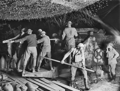 1917年9月15日、ボーメジーレでの攻撃中に、9.2インチ榴弾砲を防毒マスクで作業中の第2オーストラリア包囲砲（オーストラリア第55包囲砲兵砲撃隊） 作： Australian Photographer