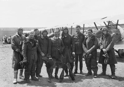 1918年6月16日、ソッピースキャメル航空機のラインナップの前でフルフライングギアを装備したAフライト、第4飛行隊、オーストラリア飛行隊（AFC）の役員 作： Australian Photographer