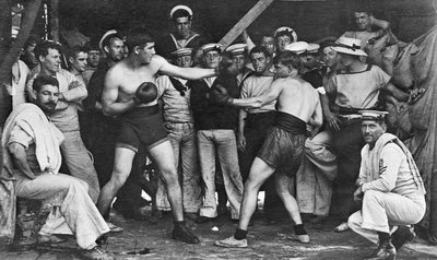 身元不明の船員が1915年にHMASメルボルンに乗ってボクシングの試合を見ている 作： Australian Photographer