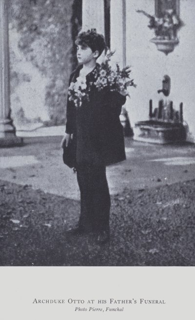 1922年、父の葬儀に参列したオーストリアのオットー大公（モノクロ写真 作： Austrian Photographer