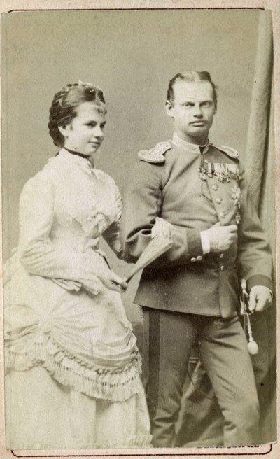 ジゼル・ルイーズ・マリー（オーストリア大公夫人・バビエール公女）（1856-1932）とバビエール公レオポルド（1846-1930）の肖像。写真集「在りし日の兵士たちへ」。 作： Austrian Photographer