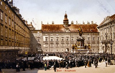 ウィーンの皇帝城の中庭で演奏するバンド、1905年頃（カラーリトグラフ） 作： Austrian School