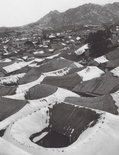 日本海城、冬の小さな韓国の町の眺め（モノクロ写真） 作： Axel von Graefe