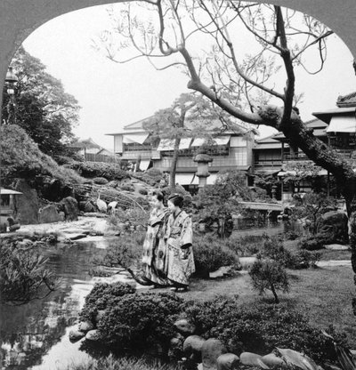 庭にいる日本人メイド、1904年。 作： B. L. Singley