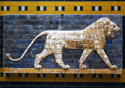ネブカドネザル2世（紀元前604～562年）の時代に、バビロンのイシュタル門への行列道を飾っていた神話上の動物を描いた釉薬付きの煉瓦タイルのうち、ライオンの部分。バビロニア文明、前7〜6世紀。 作： Babylonian