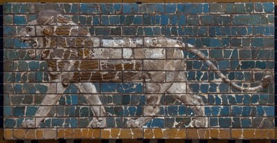 ネブカドネザル2世の支配下にあったバビロンのエリゲの行列道（紀元前605～562年）：レンガのモザイク獅子を描いたイシュタル門の詳細。バビロン-イスタンブール考古学博物館 作： Babylonian