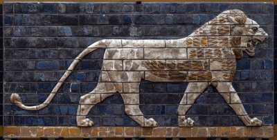 ネブカドネザル2世の支配下にあったバビロンのエリゲの行列道（紀元前605～562年）：レンガのモザイク獅子を描いたイシュタル門の詳細。バビロン-イスタンブール考古学博物館 作： Babylonian