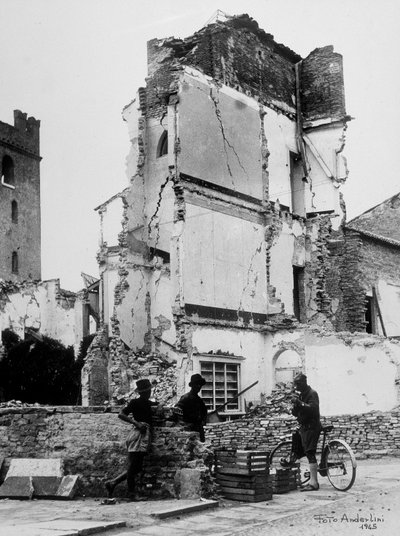 セルミードの爆撃機。爆撃された家屋群の前にいる3人の人々 作： Baccarini and Porta