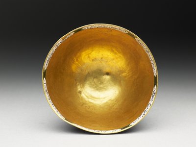 占星術の装飾が施された蓋付きボウル、ソーサー、スプーン、19世紀初頭 作： Baqir