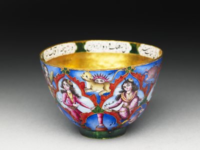 19世紀初頭、占星術の装飾が施された蓋付きのボウル、ソーサー、スプーン 作： Baqir