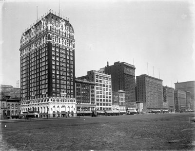米国イリノイ州シカゴ、バルボ通りからヴァンビューレン通りまでのミシガン通りの建物（1905年頃）（モノクロ写真 作： Barnes and Crosby