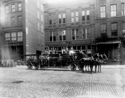 米国イリノイ州シカゴ、シカゴ消防署エンジンハウスNo.40、1905年頃（モノクロ写真 作： Barnes and Crosby