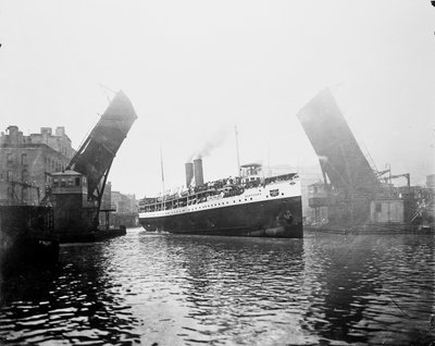イーストランド船、米国イリノイ州シカゴ、1900年頃（モノクロ写真 作： Barnes and Crosby