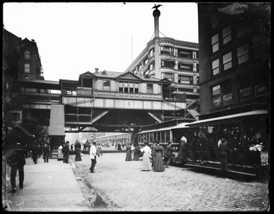 1905年頃、米国イリノイ州シカゴ、ステート・ストリートとヴァンビューレン・ストリートにある高架鉄道駅（モノクロ写真）。 作： Barnes and Crosby