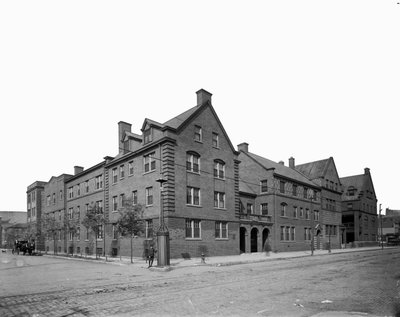 ハル・ハウス（米国イリノイ州シカゴ、1905年頃）（モノクロ写真 作： Barnes and Crosby
