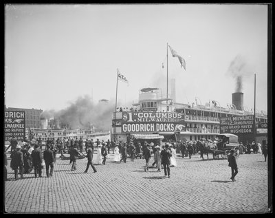 1905年頃、アメリカ・イリノイ州シカゴのグッドリッチ・ドックに停泊する旅客船「クリストファー・コロンブス」（モノクロ写真 作： Barnes and Crosby