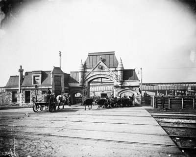 米国イリノイ州シカゴ、Exchange AvenueにあるUnion Stock Yardsのゲート、1905年頃（モノクロ写真 作： Barnes and Crosby