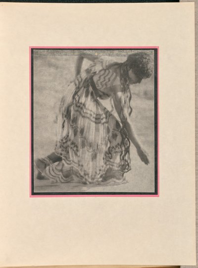 [ニンフに扮した女性ダンサーがお辞儀をする] 作： Baron Adolf De Meyer