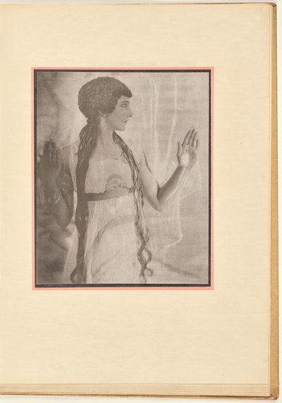 [ニンフとしての女性ダンサー、腕を上げる] 作： Baron Adolf De Meyer