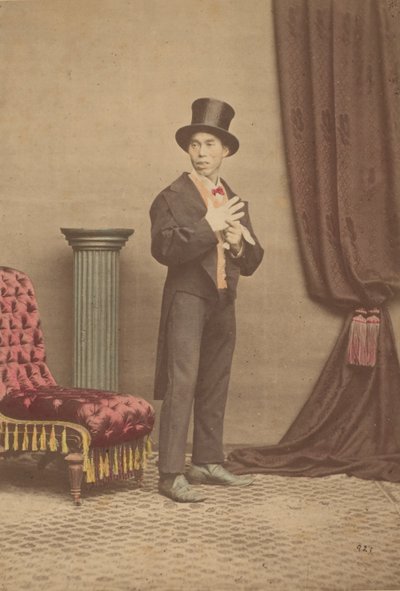 [洋装の日本人男性のスタジオ ポートレート]、1880 年代。 作： Baron Raimund von Stillfried
