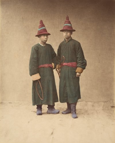 [一致する伝統的なドレスを着た 2 人の中国人男性]、1870 年代。 作： Baron Raimund von Stillfried