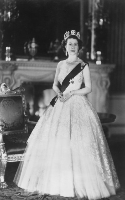 1953年3月12日、バッキンガム宮殿でエリザベス2世女王 作： Baron Sterling Henry Nahum