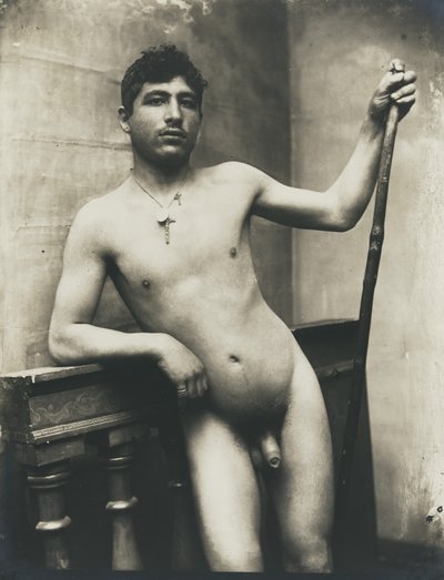 [杖と十字架のネックレスをつけた裸の男性】。］ 作： Baron Wilhelm von Gloeden
