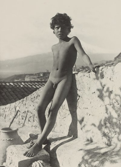 [ヌードの若者が立っている] 作： Baron Wilhelm von Gloeden