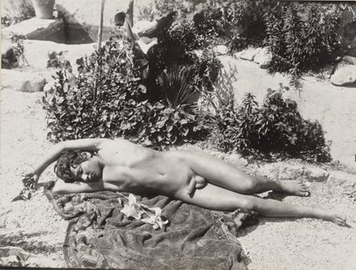 [リクライニング・ヌードの若い男］ 作： Baron Wilhelm von Gloeden