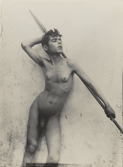 [槍を持ったシチリアの若者]。 作： Baron Wilhelm von Gloeden