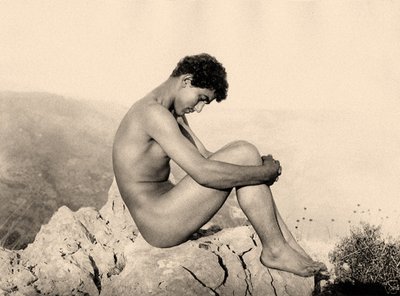 岩の上の男性のヌードの研究、タオルミーナ、シチリア、c.1900（セピア写真） 作： Baron Wilhelm von Gloeden