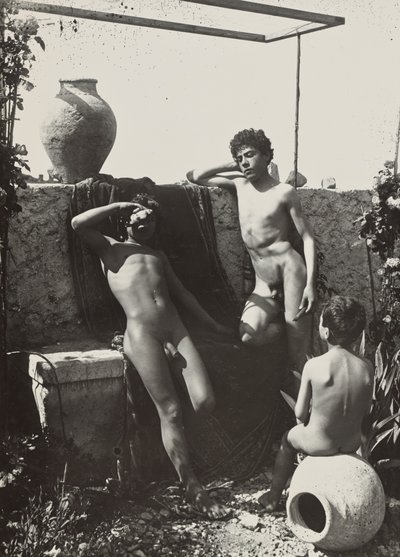 [庭にいる3人の少年] 作： Baron Wilhelm von Gloeden