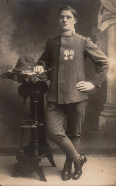 アルバム「The GM R. Army (World War I)」。国の制服を着た歩兵の兵士（モノクロ写真 作： Battelli Battelli