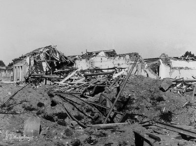 セルミデの爆撃：第二次世界大戦で被害を受けた建物 作： Bayard and Bertall
