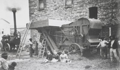 蒸気脱穀機、モンス、1883 作： Belgian Photographer