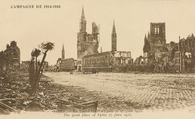 グランドプレイス、イープル、1915年6月27日 作： Belgian Photographer