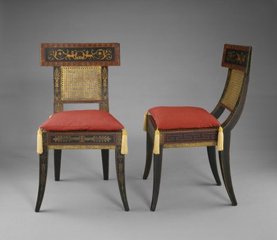 サイドチェアのペア、c。 1808年（ジェッソ、塗装、金メッキの黄色いポプラ、オーク、カエデ、ストローブマツと杖） 作： Benjamin Henry Latrobe