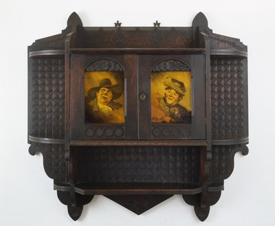 セラミックプラーク付きの吊り壁キャビネット、c。 1890年代（黒クルミと陶器） 作： Benn Pitman