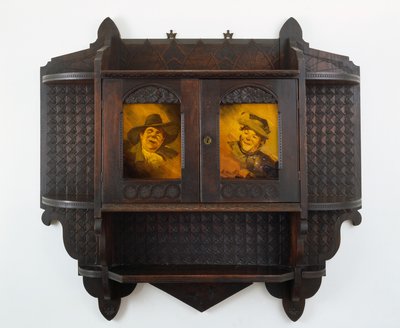メアリーマデリーンナースの作品である彫刻が施されたセラミックプラークの壁掛けキャビネット、Artus van Briggle（1869-1904）1887-99のプラーク（黒いクルミと艶出しの粘土） 作： Benn attr.to Pitman